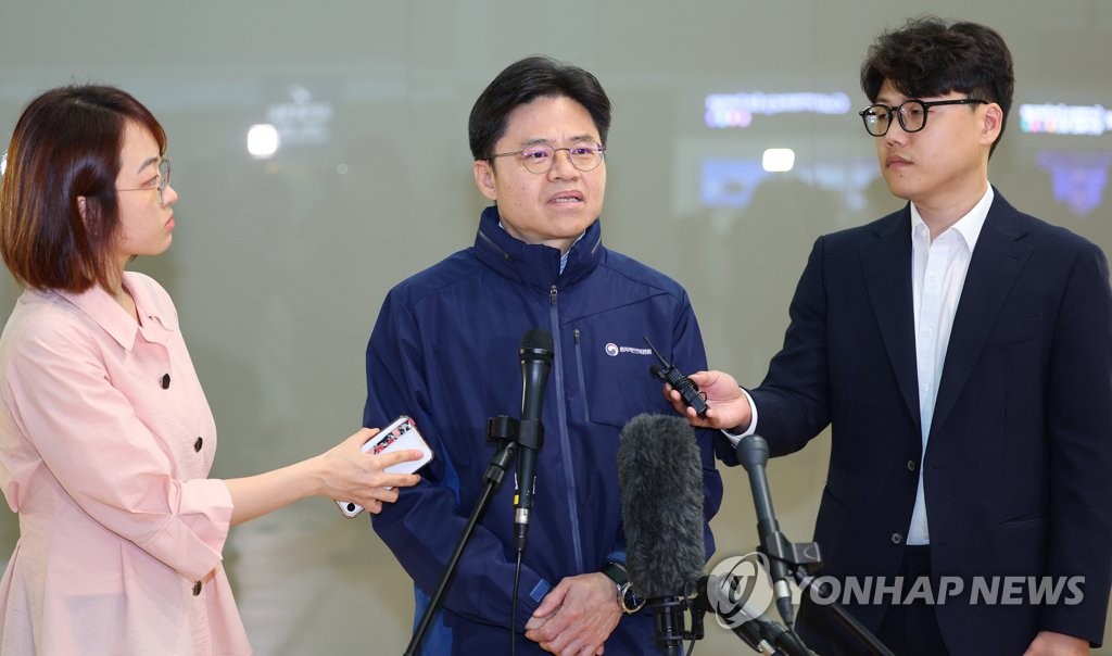 Yoo Guk-hee (C), head of the Nuclear Safety and Security Commission, speaks to reporters at Incheon International Airport, west of Seoul, on May 21, 2023, before leading a team of experts to Fukushima, Japan, for a safety inspection of a nuclear power plant damaged by a 2011 earthquake. (Yonhap)