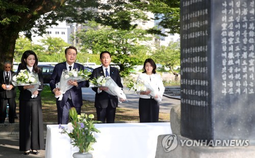 (2nd LD) Yoon, Japan PM pay joint tribute to Korean atomic bomb victims
