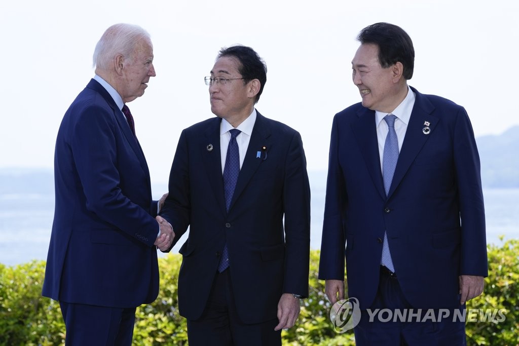 ２１日に広島で会談した（右から）韓国の尹錫悦（ユン・ソクヨル）大統領、日本の岸田文雄首相、米国のバイデン大統領＝（聯合ニュース）