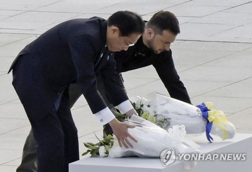 원폭 희생자 위령비서 헌화하는 젤렌스키와 기시다