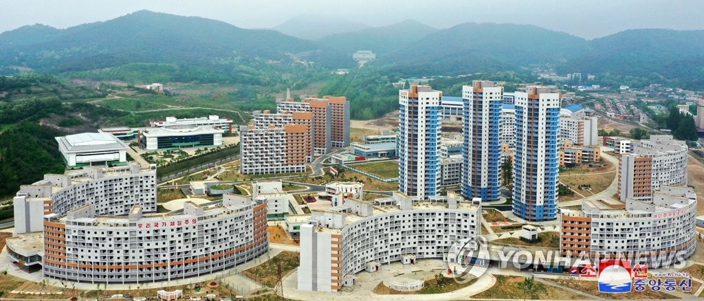 La foto, publicada, el 22 de mayo de 2023, por la KCNA, muestra la vista aérea del distrito de Taepyong, en Pyongyang, donde el Norte ha completado la construcción de nuevas viviendas. (Uso exclusivo dentro de Corea del Sur. Prohibida su distribución parcial o total)