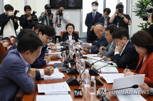 회의 주재하는 김정재 국토교통위 국토법안심사소위원장