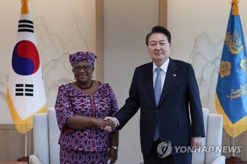 Yoon s'engage à établir des normes pour le commerce numérique lors de sa réunion avec la directrice de l'OMC