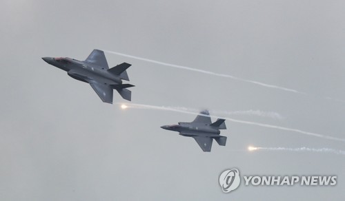 F-35A fighter jets drop flares during the South Korea-U.S. Combined Joint Live-Fire Exercise at the Seungjin Fire Training Field in Pocheon, 52 kilometers northeast of Seoul, on May 25, 2023, in this photo released by Korea Defense Daily. (PHOTO NOT FOR SALE) (Yonhap)