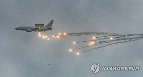An E-737 Peace Eye early warning aircraft drops flares during the South Korea-U.S. Combined Joint Live-Fire Exercise at the Seungjin Fire Training Field in Pocheon, 52 kilometers northeast of Seoul, on May 25, 2023, in this photo released by Korea Defense Daily. (PHOTO NOT FOR SALE) (Yonhap)
