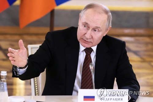 크렘린궁서 아르메니아 총리와 회담하는 푸틴 러시아 대통령