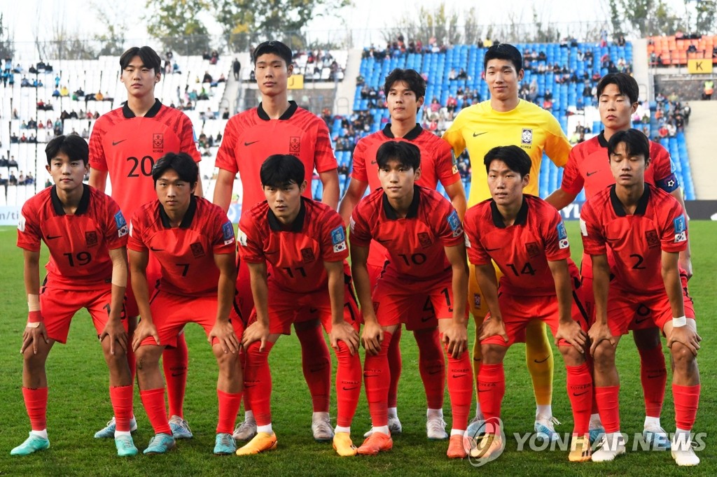 Korea U-20 soccer team taking a group photo