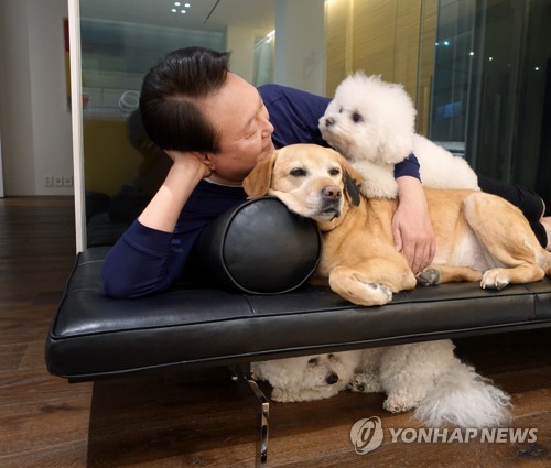 الرئيس يون مع كلابه