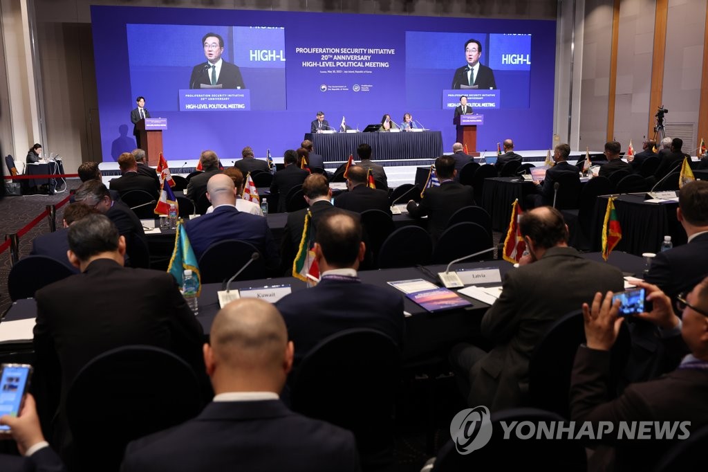 El segundo viceministro de Asuntos Exteriores surcoreano, Lee Do-hoon (en pantalla), pronuncia un discurso de apertura, el 30 de mayo de 2023, en una reunión política de alto nivel sobre la 20ª Iniciativa de Seguridad contra la Proliferación, sostenida en la isla sureña surcoreana de Jeju.