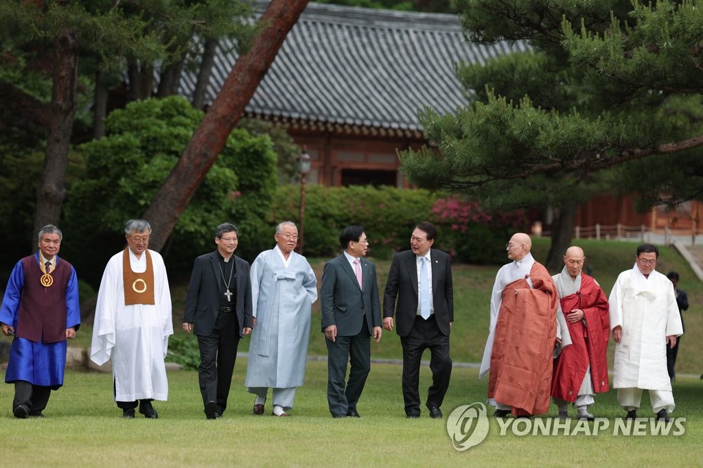 Yoon meets religious leaders