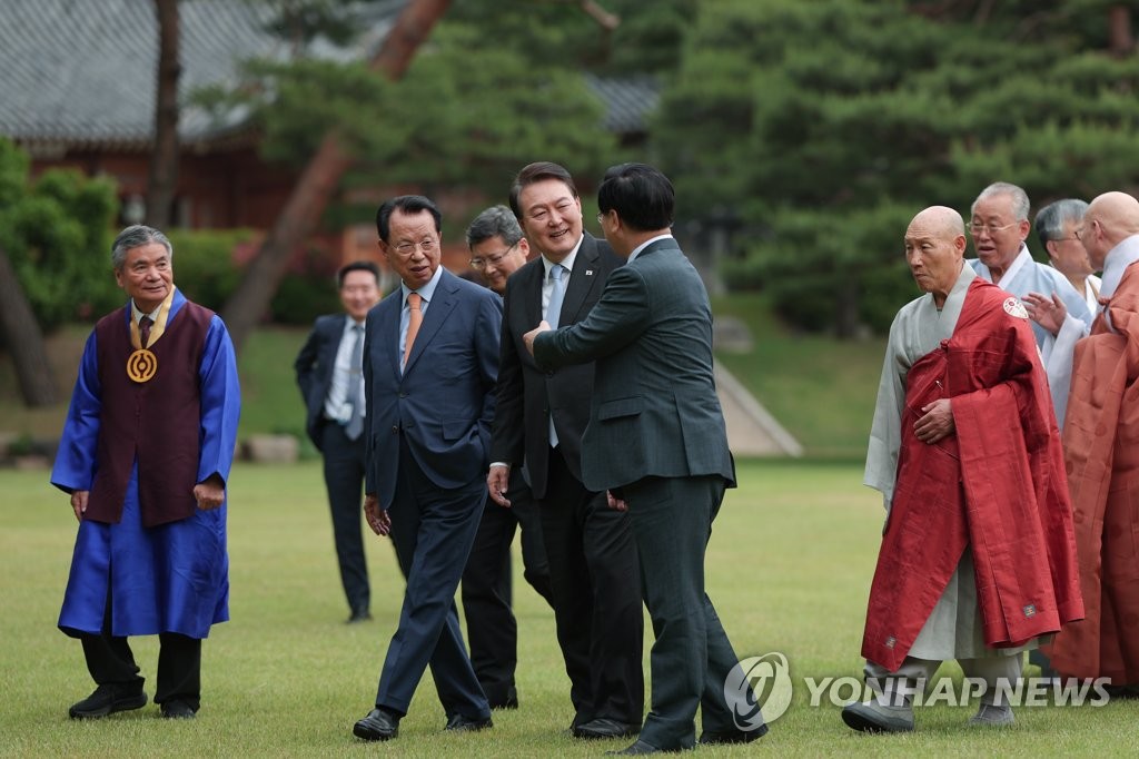 Yoon se reúne con líderes religiosos y busca su consejo sobre cuestiones estatales