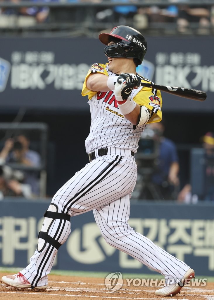 Park Dong-won of the LG Twins hits a two-run single against the Lotte Giants during the bottom of the first inning of a Korea Baseball Organization regular season game at Jamsil Baseball Stadium in Seoul on June 1, 2023. (Yonhap)