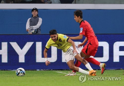 Park Chang-woo of South Korea (R) fouls Kendry Paez of Ecuador during the teams' round of 16 match at the FIFA U-20 World Cup at Santiago del Estero Stadium in Santiago del Estero, Argentina, on June 1, 2023. (Yonhap)