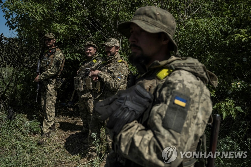 러시아 접경지 인근에 서 있는 우크라 병사들