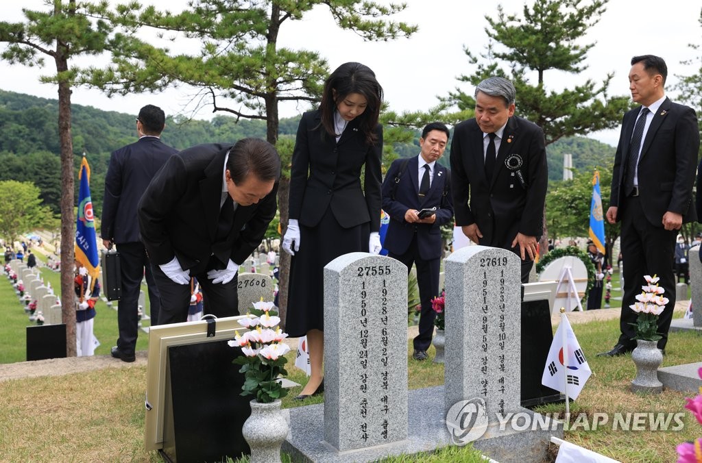 الرئيس يون يحضر مراسم دفن رفات جندي