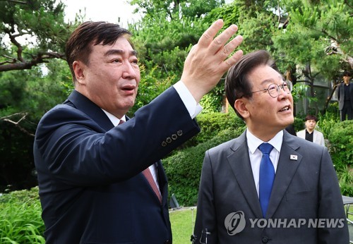Lee Jae-myung (dcha.), líder del principal partido opositor, el Partido Democrático, habla con el embajador chino ante Corea del Sur, Xing Haiming, antes de su cena de trabajo, celebrada, el 8 de junio de 2023, en la residencia del enviado, en Seúl. (Foto del cuerpo de prensa. Prohibida su reventa y archivo)