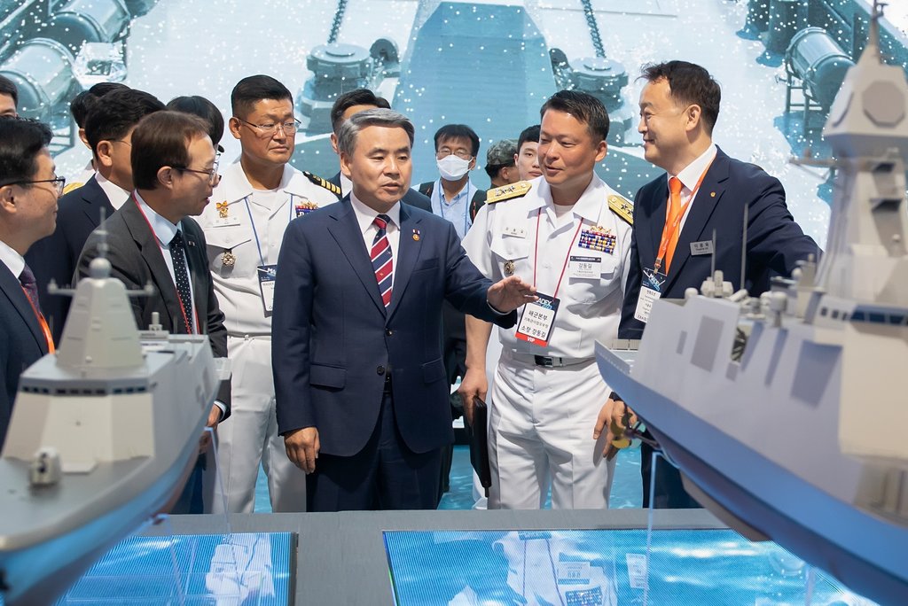 وزير الدفاع الكوري الجنوبي يزور المعرض الدولي لصناعة الدفاع البحري