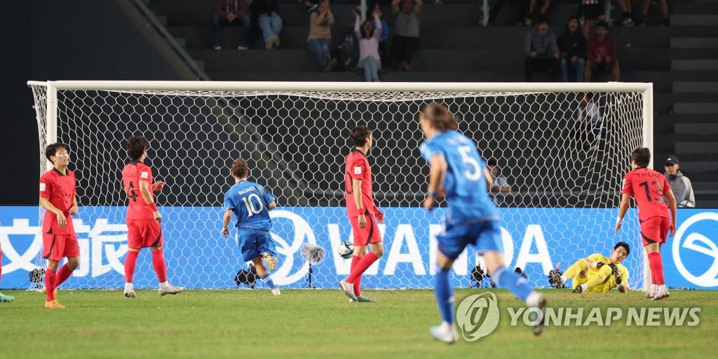 South Korean players (in red) react to a goal by Cesare Casadei of Italy during the teams' semifinal match at the FIFA U-20 World Cup at La Plata Stadium in La Plata, Argentina, on June 8, 2023. (Yonhap)