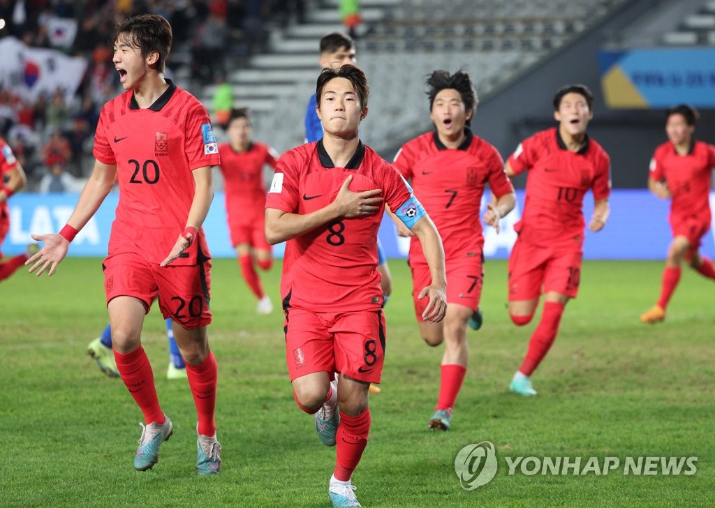 Lee Seung-won of South Korea (C) celebrates after scoring a penalty against Italy during the teams' semifinal match at the FIFA U-20 World Cup at La Plata Stadium in La Plata, Argentina, on June 8, 2023. (Yonhap)