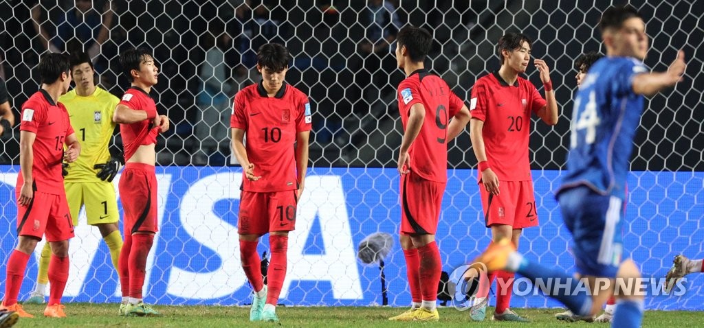 South Korean players (in red) react to a goal by Simone Pafundi of Italy during the teams' semifinal match at the FIFA U-20 World Cup at La Plata Stadium in La Plata, Argentina, on June 8, 2023. (Yonhap)