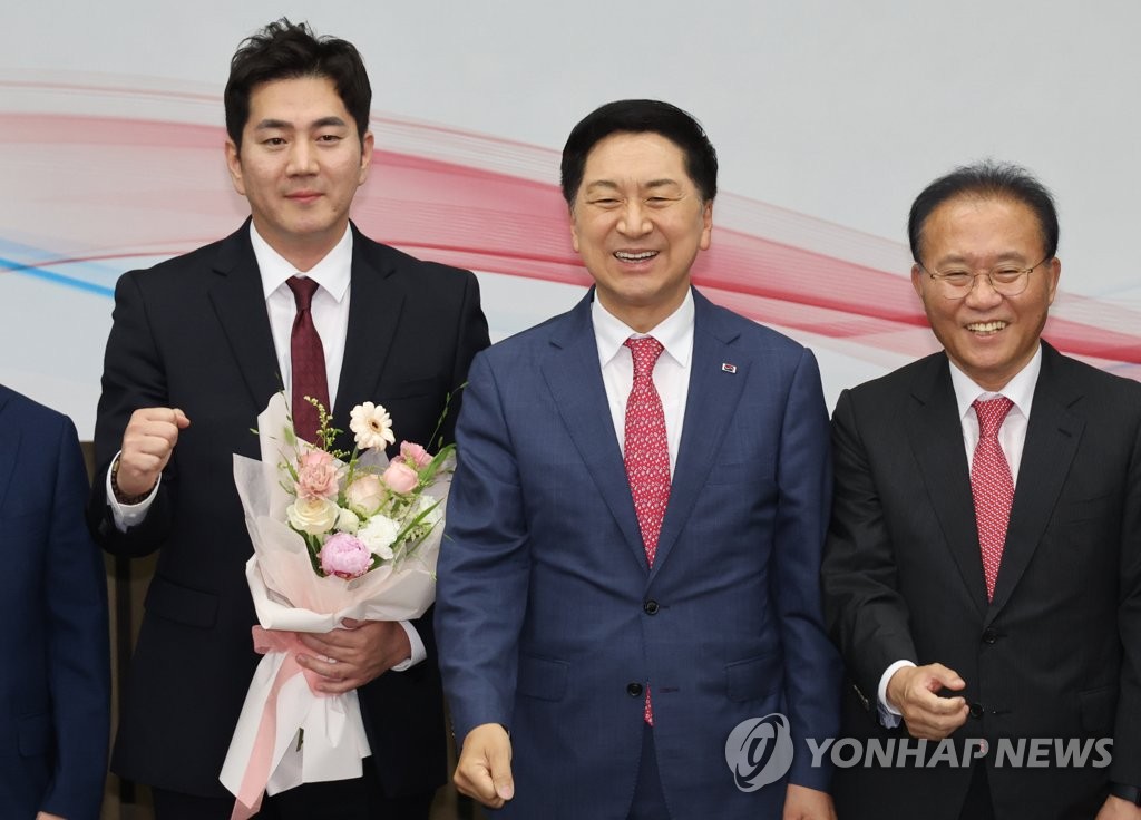 Kim Ga-ram (L), the newly-elected member of the People Power Party's Supreme Council poses for a photo with party leader Kim Gi-hyeon (C) and floor leader Yun Jae-ok at the National Assembly after the election on June 9, 2023. (Yonhap)