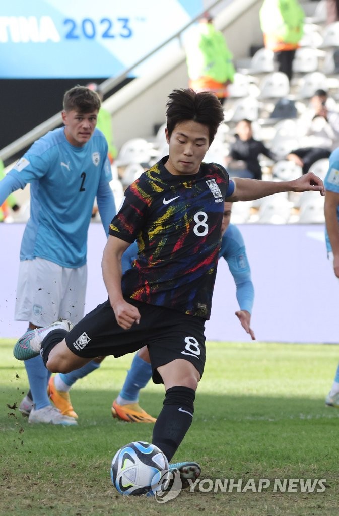 Lee Seung-won of South Korea scores a penalty against Israel during the teams' third-place match at the FIFA U-20 World Cup at La Plata Stadium in La Plata, Argentina, on June 11, 2023. (Yonhap)