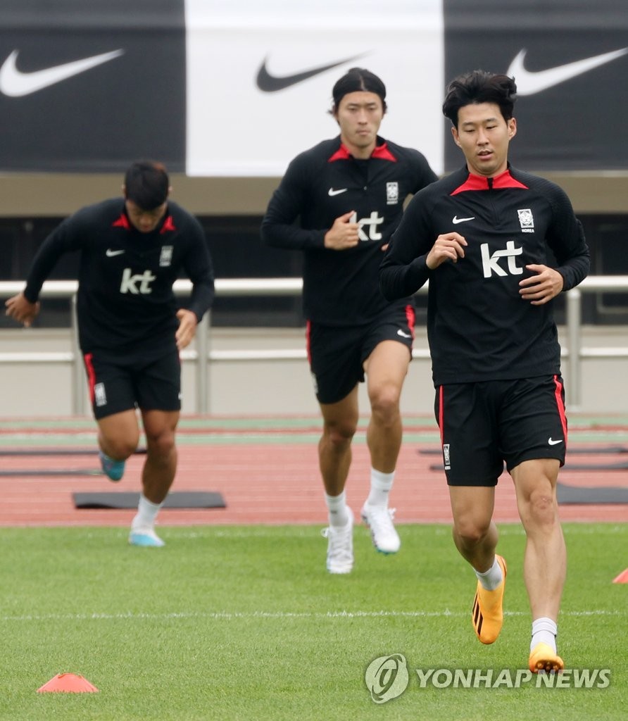 Son Heung-min (R), captain of the South Korean men's national football team, takes part in a training session at Gudeok Stadium in Busan, 325 kilometers southeast of Seoul, on June 14, 2023. (Yonhap)