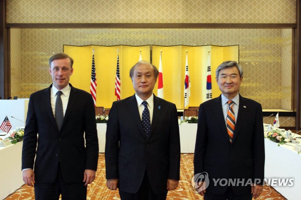 National Security Adviser Cho Tae-yong (R), U.S. National Security Adviser Jake Sullivan (L) and Japan's National Security Secretariat Secretary General Takeo Akiba pose for a photo at their meeting in Tokyo on June 15, 2023, in this file photo provided by the presidential office. (PHOTO NOT FOR SALE) (Yonhap)