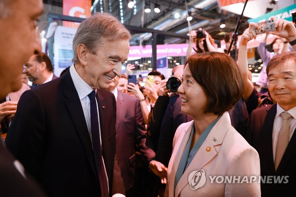 Minister Young Lee talking with LVMH Chairman