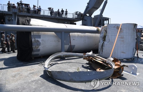 북한 우주발사체 잔해 인양