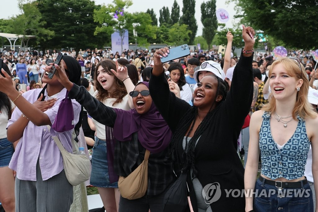 여의도 달구는 전 세계 아미들