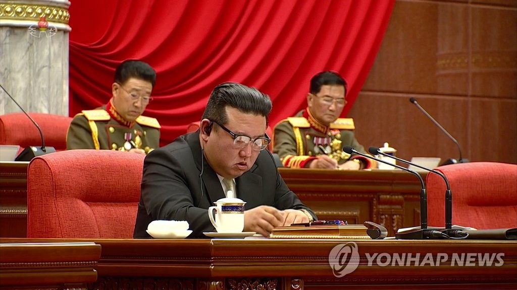 Esta foto del 19 de junio de 2023, tomada de las imágenes de la televisión central coreana de Corea del Norte, muestra al líder Kim Jong-un asistiendo a una reunión clave del partido.  (Para uso exclusivo en la República de Corea. Sin redistribución) (Yonhap)