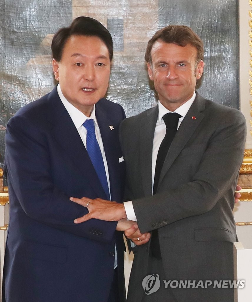 South Korean President Yoon Suk Yeol (L) and French President Emmanuel Macron pose for a photo as they hold a joint press conference before their summit talks at Elysee Palace in Paris on June 20, 2023. (Yonhap)