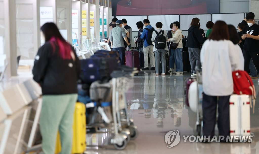 활기 되찾아가는 공항 여행사 부스 | 연합뉴스
