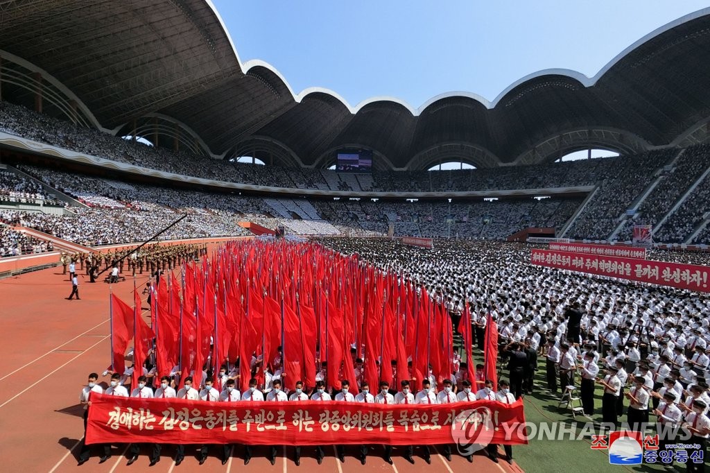 Esta foto, publicada por la Agencia Central de Noticias de Corea del Norte, muestra una manifestación masiva de trabajadores, jóvenes y estudiantes contra "imperialismo estadounidense" en Pyongyang con motivo del 73.º aniversario del inicio de la Guerra de Corea de 1950-53 el 25 de junio de 2023. (Para uso exclusivo en la República de Corea. Sin redistribución) (Yonhap)