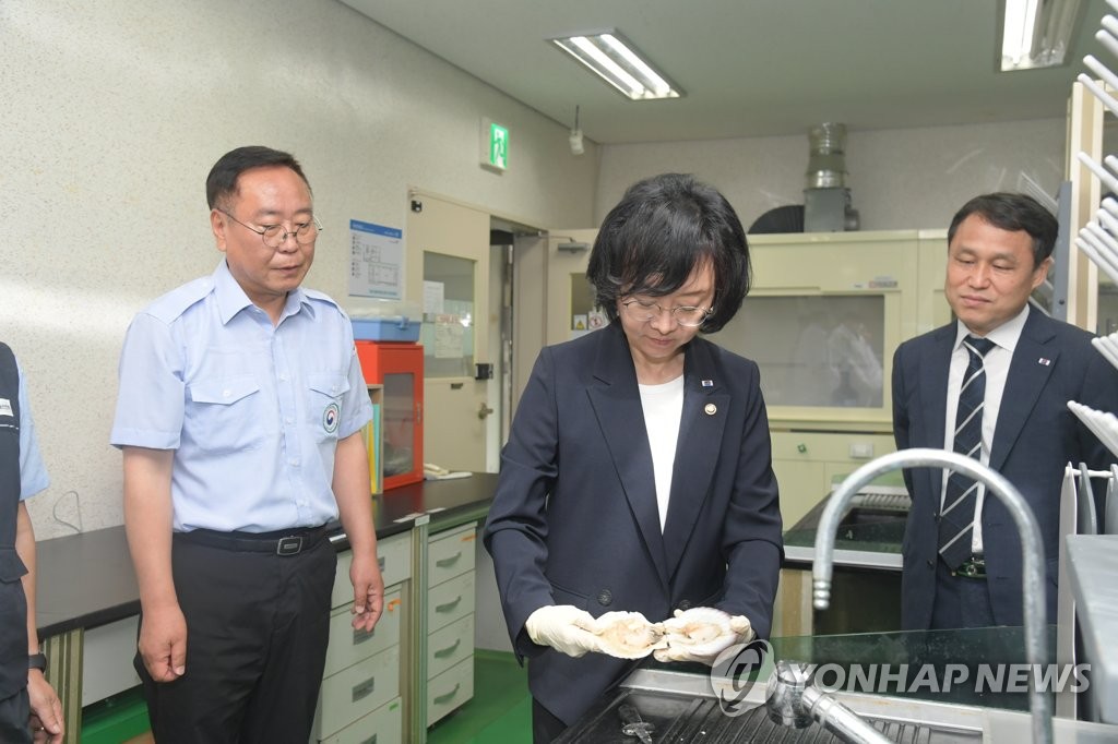 오유경 식약처장, 수입 수산물 안전관리 현장점검