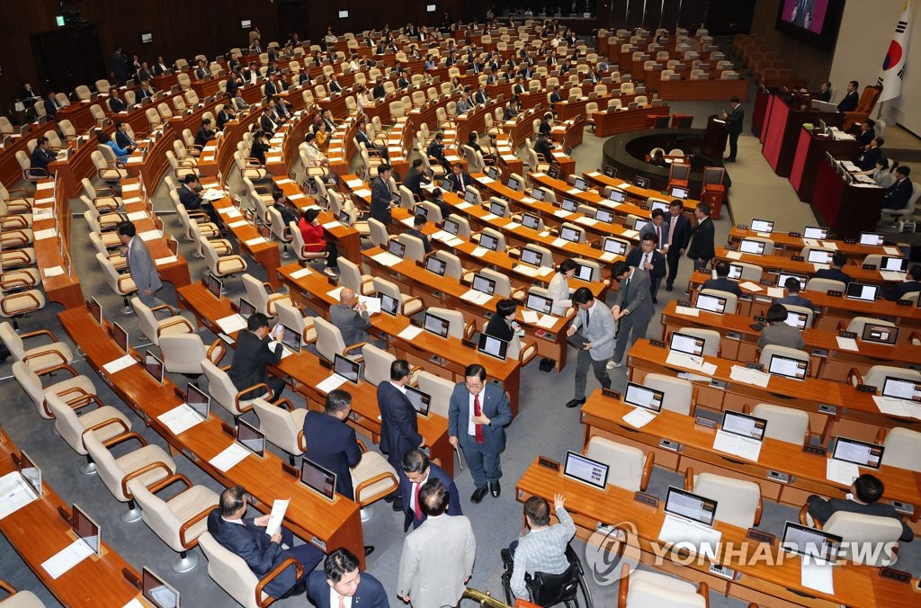 Lawmakers from the ruling People Power Party are seen leaving the National Assembly en masse before a vote on whether to introduce a contentious pro-labor bill, nicknamed the "yellow envelope bill," directly to a plenary session on June 30, 2023. (Yonhap)
