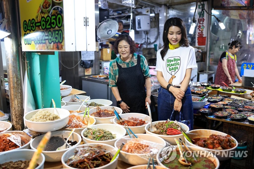 반찬가게 찾은 김건희 여사 | 연합뉴스