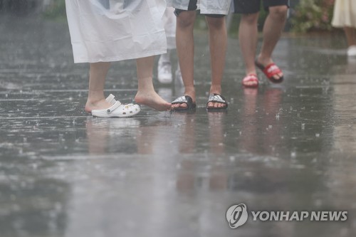 [날씨] 오전까지 요란한 장맛비…오후엔 무더위