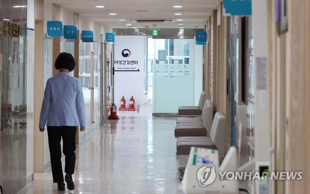 Esta foto de archivo muestra la Clínica Hana en Hanawon en Anseong, al sur de Seúl, el 10 de julio de 2023, el 24 aniversario de la apertura del centro de reasentamiento para desertores norcoreanos.  (Foto de grupo) (Yonhap)