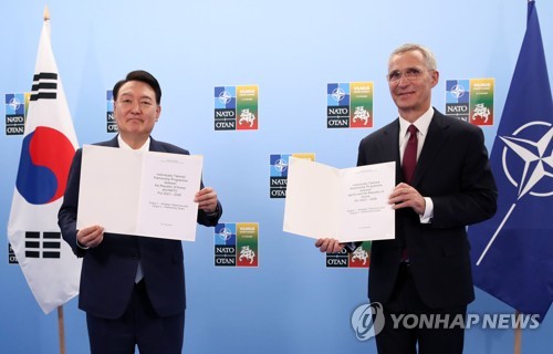 尹만난 나토 수장 "북핵 심히 우려…한국과 새 파트너십 체결"