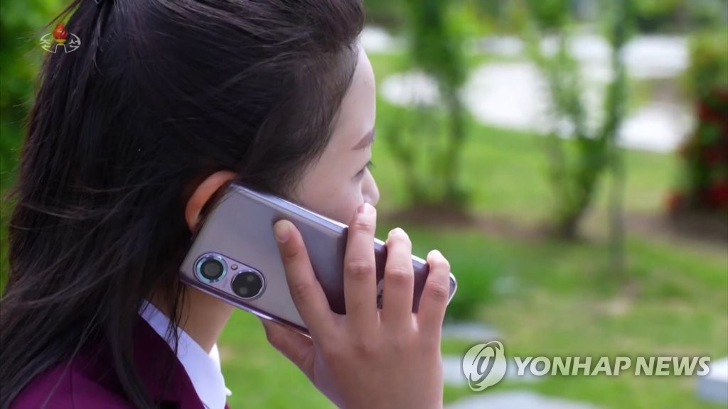 북한, 최신형 스마트폰 '삼태성8' 공개