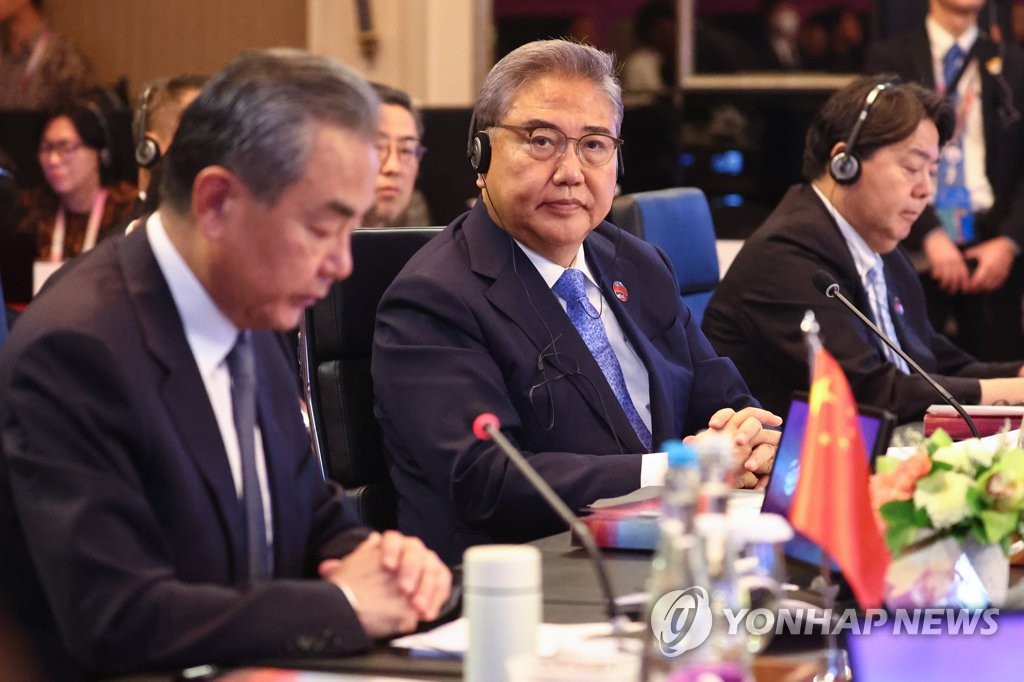 South Korean Foreign Minister Park Jin (C) attends the ASEAN Plus Three foreign ministers' meeting in Jakarta, in this file photo taken July 13, 2023, along with his Chinese and Japanese counterparts, Wang Yi (L) and Yoshimasa Hayashi, respectively. (Yonhap)