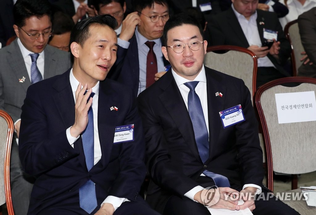 대화하는 구광모 LG 회장과 김동관 한화 부회장 | 연합뉴스