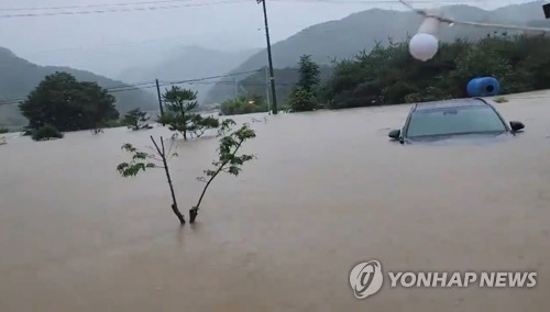 물에 잠겨버린 차량…괴산군 청천면