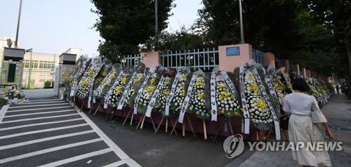 교사 목숨끊은 서초구 초등학교 앞 300여개 근조화환