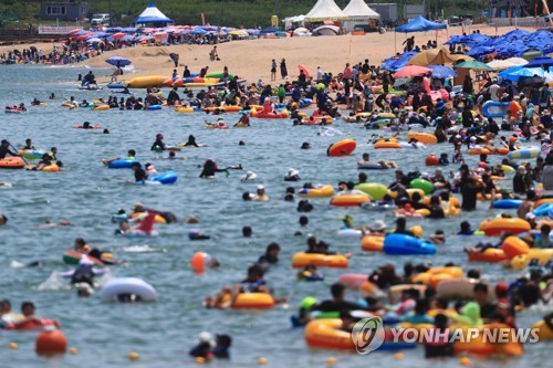 무더위 절정…전국 해수욕장·축제장 피서객 '인산인해'