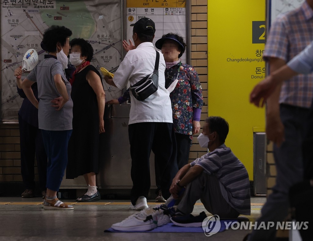 '폭염 경보' 더위 피해 지하철역으로