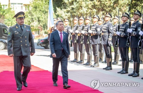 Defense chiefs of S. Korea, Uzbekistan agree on stronger defense cooperation