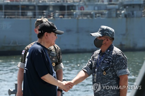 الرئيس يون يزور قاعدة بحرية في جين هيه خلال إجازته الصيفية